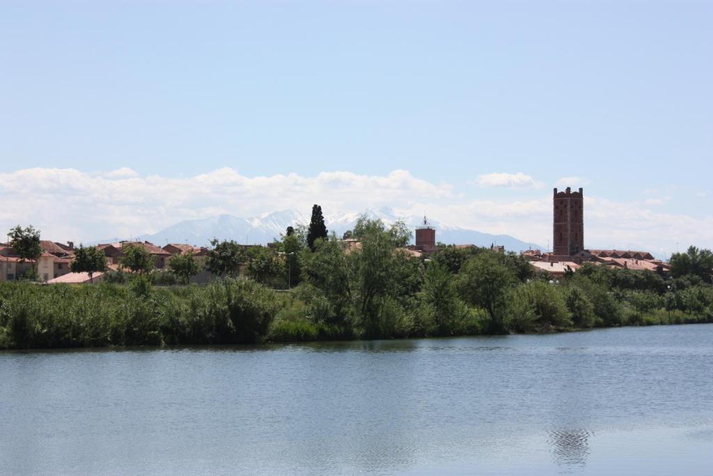 Hotel" La Tour De L'Horloge " Rivesaltes Bagian luar foto