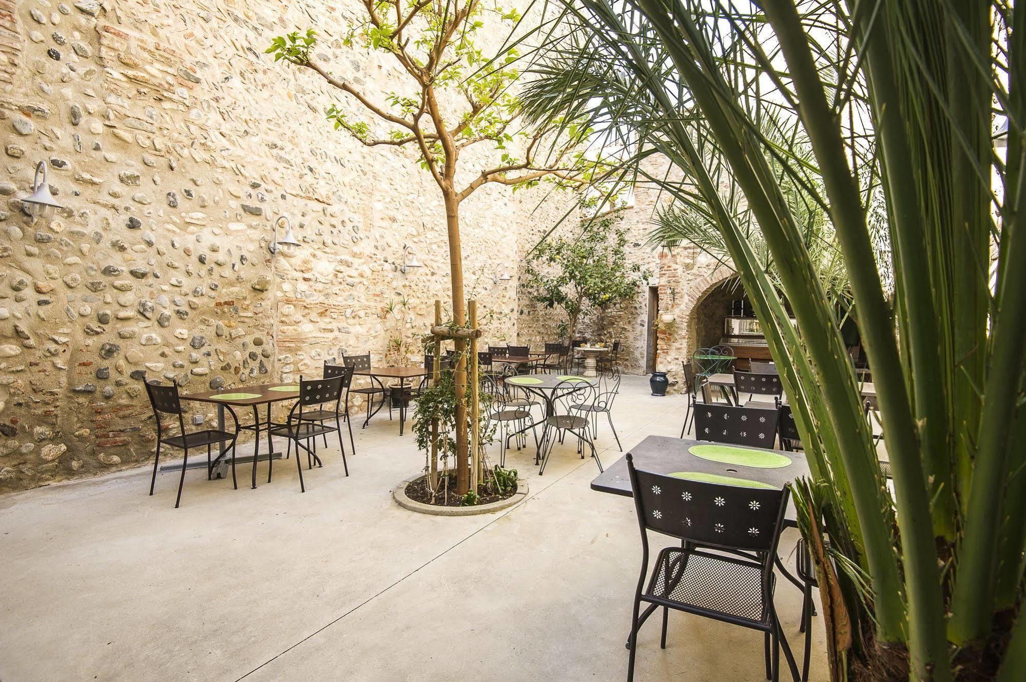 Hotel" La Tour De L'Horloge " Rivesaltes Bagian luar foto